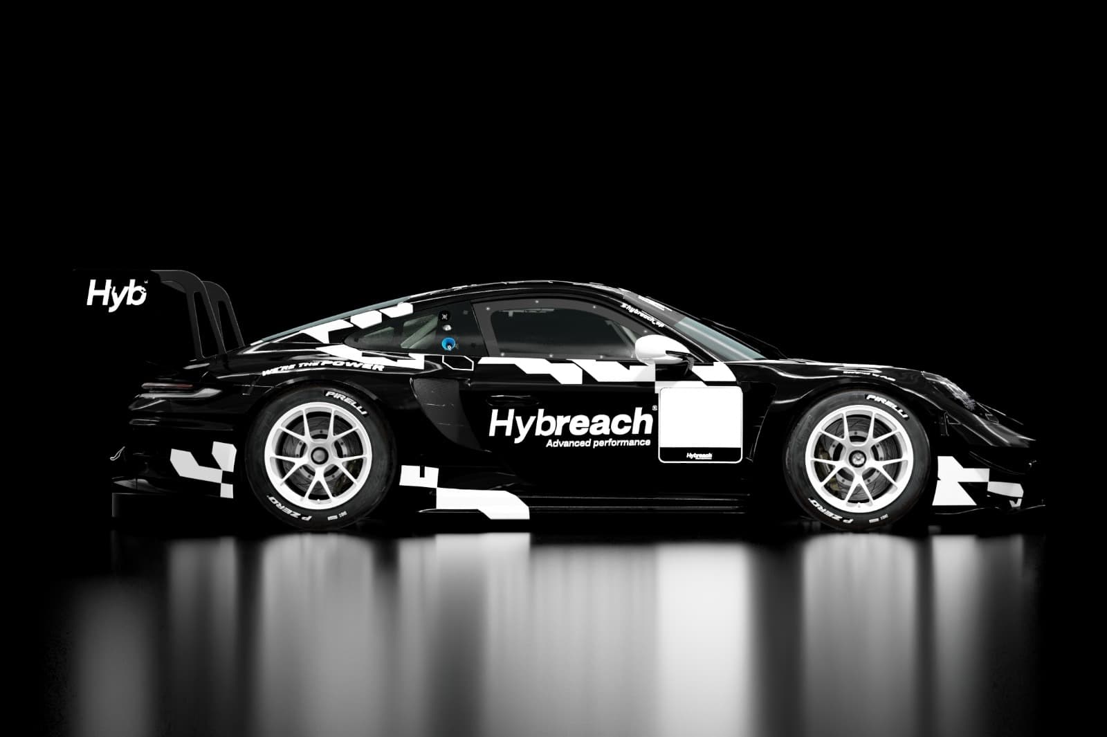 Livery Hybreach aplicada a un Porsche GT3 de competición: trama monocromática blanco y negro sobre fondo negro de estudio
