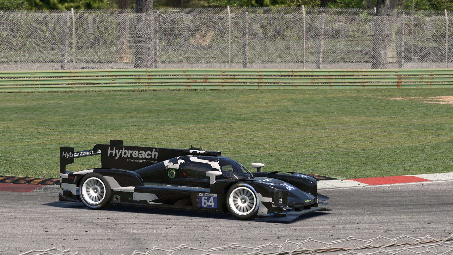 Prototipo LMP2 con livery Hybreach número 64 en pista durante una carrera de resistencia en iRacing