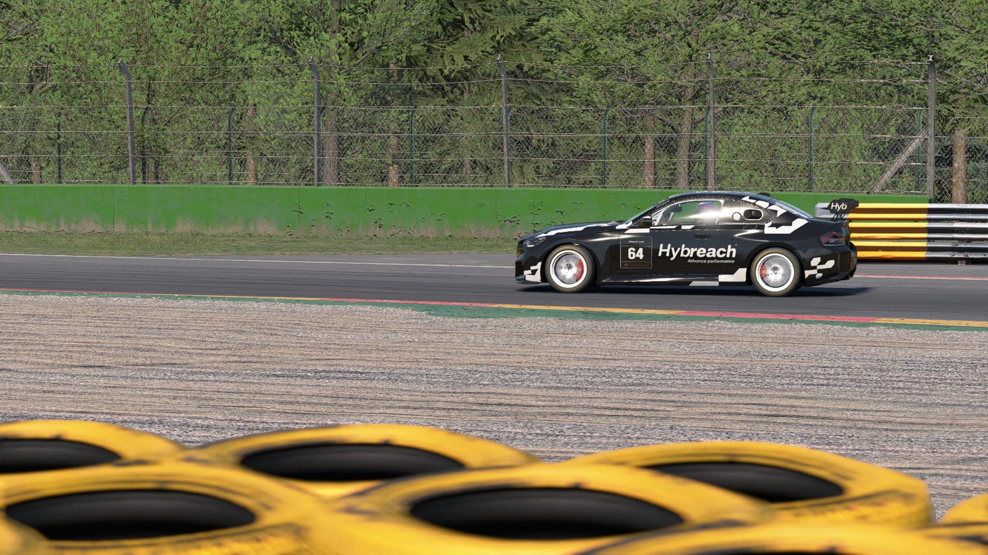 BMW M2 con livery Hybreach número 64 tomando una referencia de frenada en iRacing